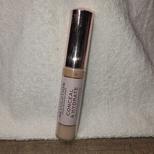 Makeup Revolution Conceal & Hydrate Concealer - Creamy Tan
